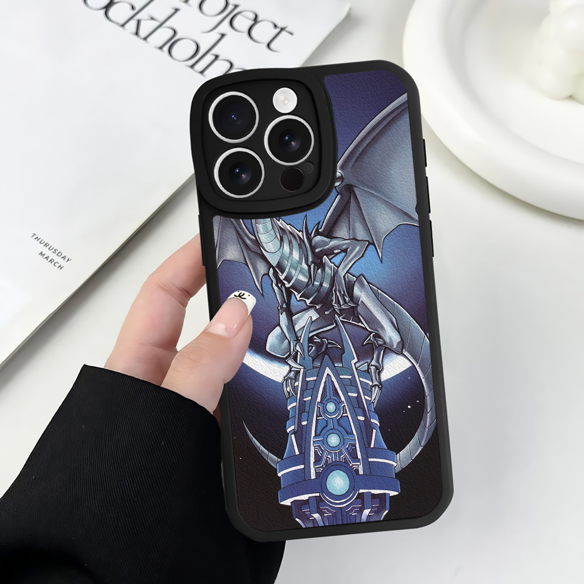 （画像用） 遊☆戯☆王 Yu-Gi-Oh! 【iPhone 16シリーズ対応】シリコンスマホケース（レザー調） 材質：シリコン